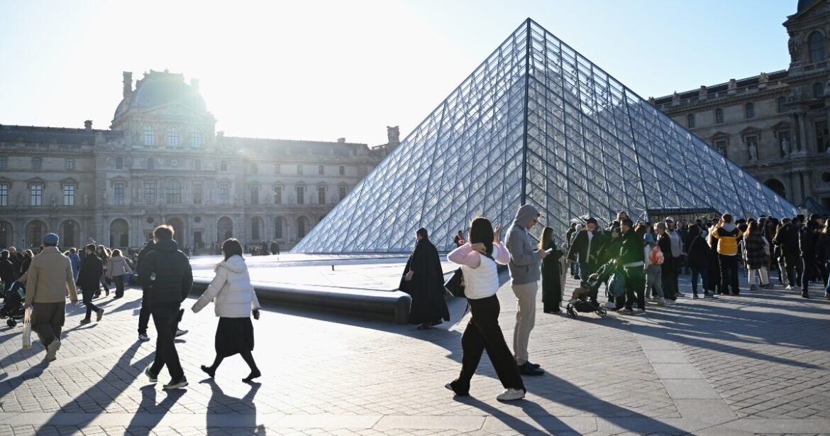 Νέο φιάσκο στο Λούβρο: Διαρροή νερού «έπνιξε» 400 έργα στο αιγυπτιακό τμήμα