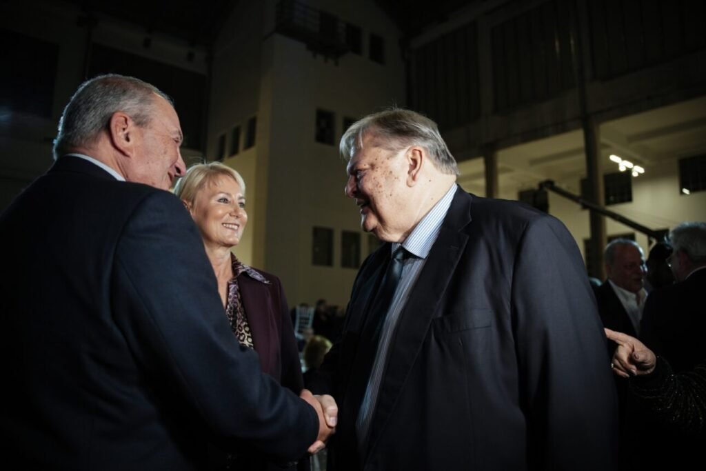 Καραμανλής – Βενιζέλος: Ενα παράξενο ζευγάρι σε μια παράξενη εκδήλωση περί κρίσης της Δημοκρατίας