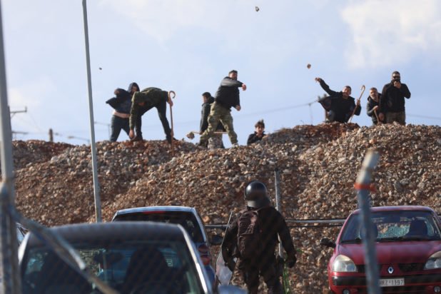 Ανυποχώρητοι οι αγρότες: Νέα μπλόκα και αποκλεισμοί αεροδρομίων και λιμανιών – Σοβαρά επεισόδια στην Κρήτη με τραυματισμούς και συλλήψεις