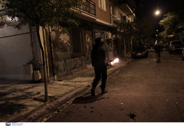 Εξάρχεια: Άγνωστοι πέταξαν μολότοφ κατά διμοιρίας ΜΑΤ