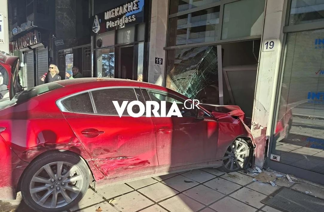 Θεσσαλονίκη: Σφοδρή σύγκρουση δύο οχημάτων – Το ένα κατέληξε σε είσοδο πολυκατοικίας – Δείτε βίντεο