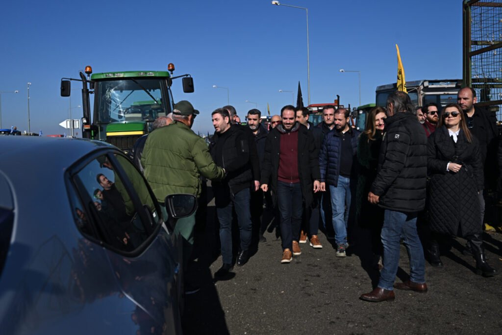 «Σεισάχθεια» για τους αγρότες θέλει το ΠΑΣΟΚ: «Αναστολή οφειλών σε Εφορία, Ταμεία και servicers»