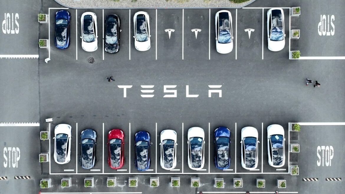 Τα Tesla μπορούν πλέον να σας ενημερώσουν όταν ξεχνάτε το τηλέφωνό σας στο αυτοκίνητο