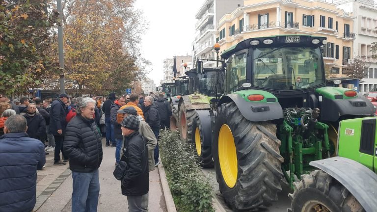 Σέρρες: Αγρότες και κτηνοτρόφοι από το μπλόκο του Προμαχώνα επέδωσαν ψήφισμα διαμαρτυρίας στα γραφεία των βουλευτών του νομού