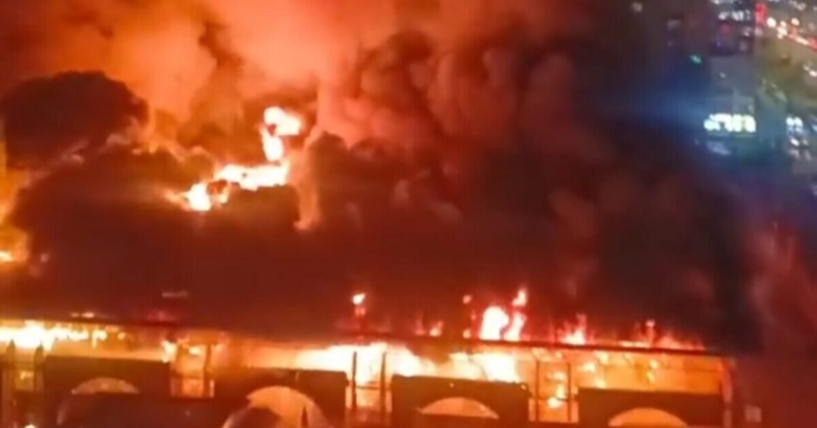 Μεγάλη φωτιά σε κεντρική αγορά στην Αγία Πετρούπολη – Εκρήξεις και τραυματίες (Βίντεο)