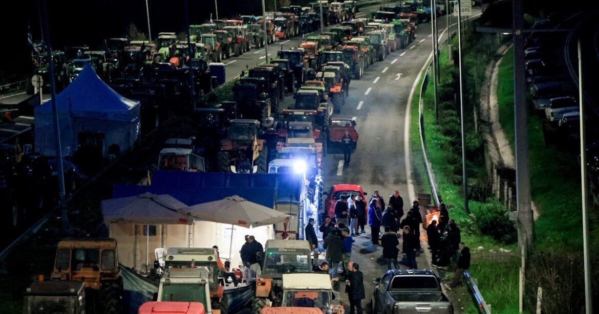 Αγρότες: «Σφίγγει» ο κλοιός των κινητοποιήσεων – Τα ενεργά μπλόκα, οι αποκλεισμοί και οι εντάσεις σε όλη τη χώρα