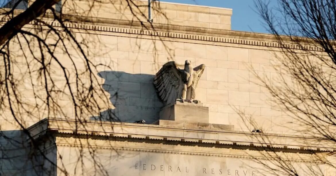 Μείωση των επιτοκίων δανεισμού ανακοίνωσε η Fed – Η τρίτη μέσα στο 2025 αλλά προμηνύεται πιο δύσκολη η συνέχεια