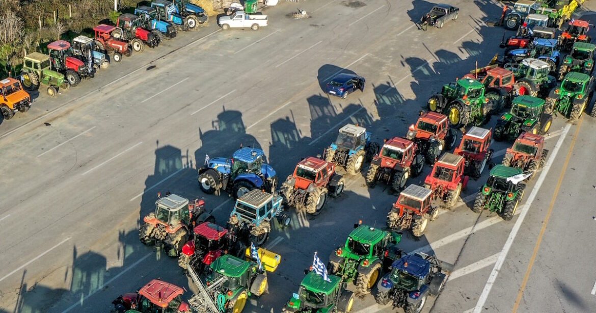 Αγρότες: Σε σταυροδρόμι τα μπλόκα – Τα σενάρια νέων μέτρων στήριξης και τα ανοιχτά μέτωπα