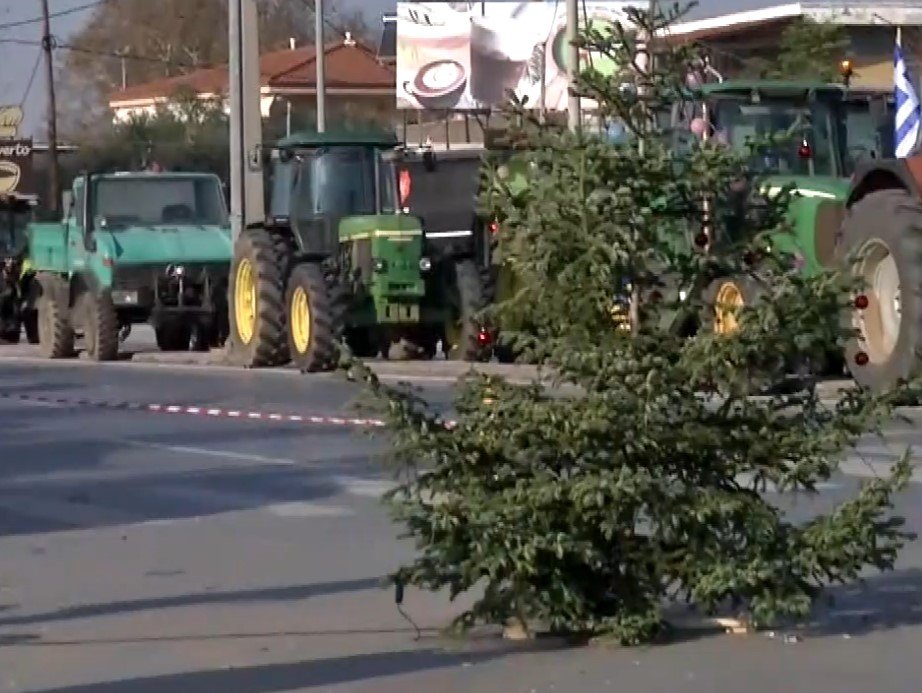 Αγρότες: Στόλισαν χριστουγεννιάτικο δέντρο στα «Πράσινα Φανάρια» – Ετοιμάζονται για την αυριανή κινητοποίηση