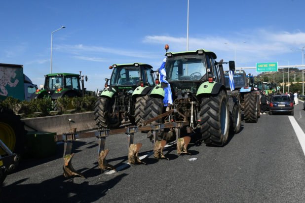 Αγρότες: Οκτάωρος αποκλεισμός σε Προμαχώνα και Εξοχή – Ανοιχτά τα τελωνεία Ευζώνων και Νίκης