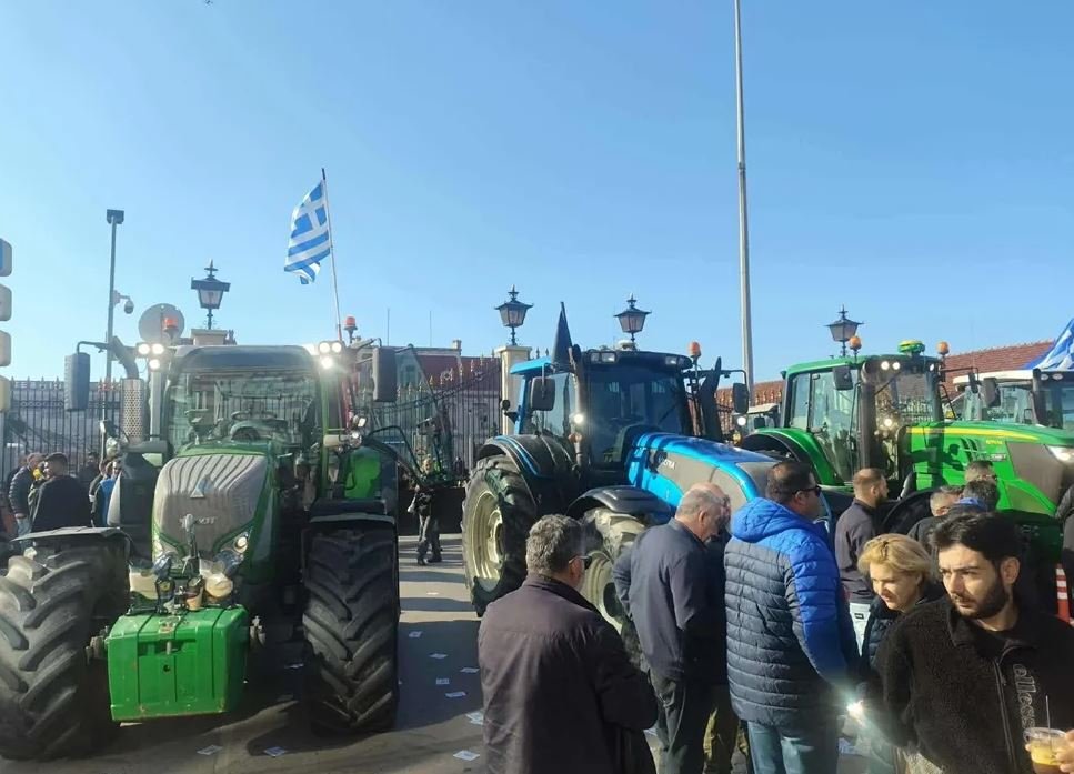 Στο λιμάνι της Θεσσαλονίκης έφτασε το κομβόι των τρακτέρ – Απέκλεισαν την κεντρική πύλη επιβατικού σταθμού – Δείτε βίντεο