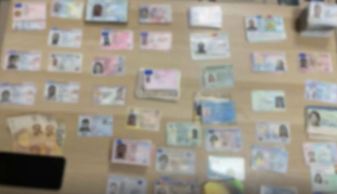 Ομόνοια: Εντοπίστηκε αποθήκη με πάνω από 400 κλεμμένες ταυτότητες, διπλώματα, άδειες διαμονής και διαβατήρια