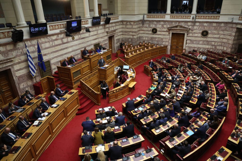 Προϋπολογισμός: Με τα συγχαρητήρια σε Πιερρακάκη άρχισε η πενθήμερη συζήτηση στη Βουλή