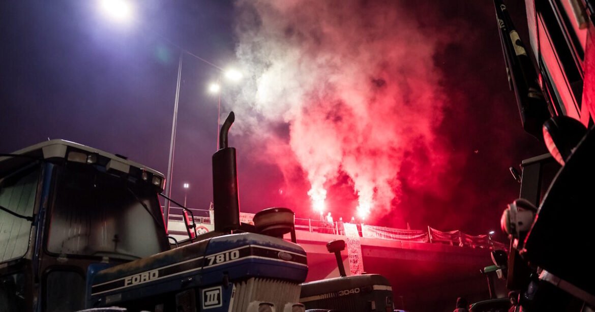 Μπλόκα αγροτών: Κλειστή η εθνική οδός στα διόδια Μαλγάρων στο ρεύμα προς Αθήνα – Οι αποκλεισμένοι δρόμοι σε όλη τη χώρα