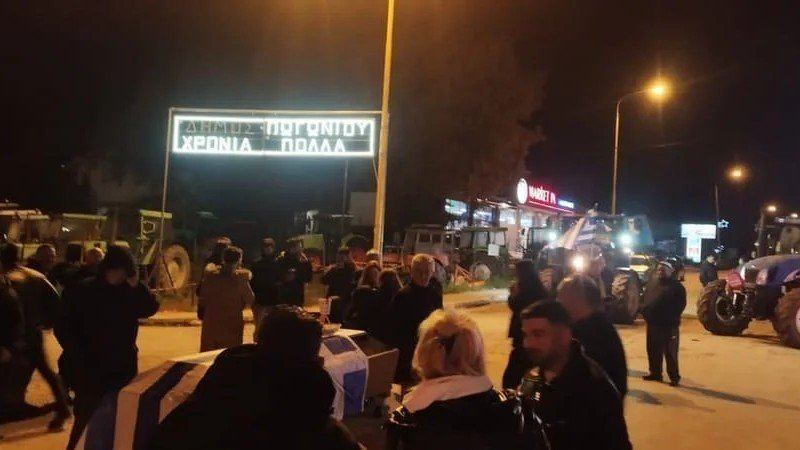 Αγροτικές κινητοποιήσεις: Οργή στο… μπλόκο του Καλπακίου – Θρηνούν τον Έλληνα αγρότη και καταγγέλλουν την