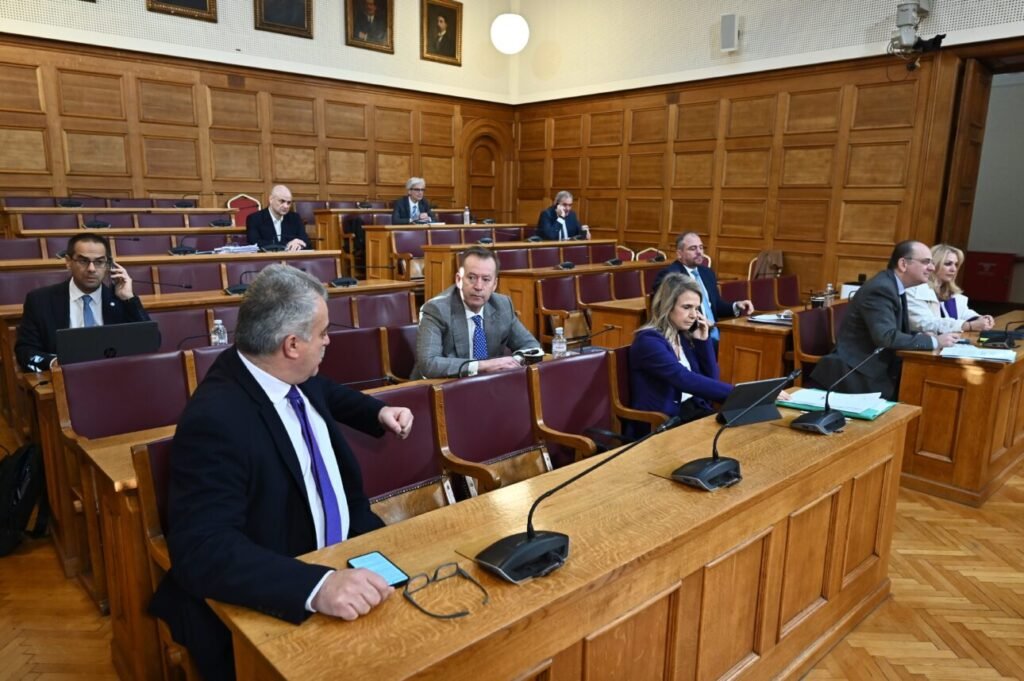 Καβγάς στην Εξεταστική για τις συλλήψεις σε Κρήτη: «Είναι στέλεχος της ΝΔ» – «Είναι κουμπάρος του Ανδρουλάκη»