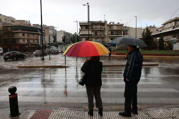 Καιρός: Αλλαγή σκηνικού σήμερα με βροχές και πτώση της θερμοκρασίας – Οι προβλέψεις των μετεωρολόγων για τα