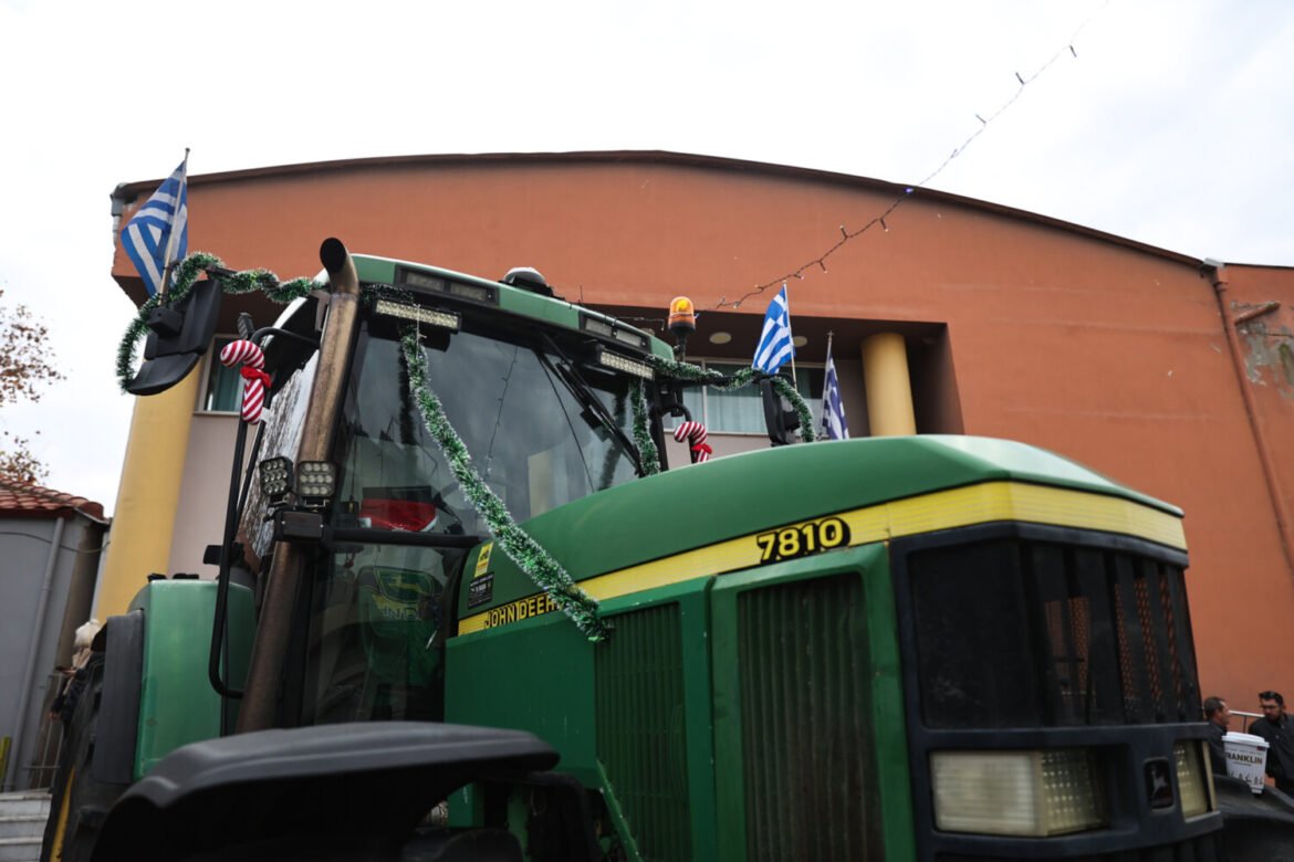 Λάρισα: Αγρότες με «στολισμένα» τρακτέρ πριν από την πανελλαδική σύσκεψη στη Νίκαια