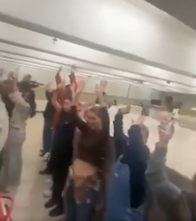 Ρόουντ Άιλαντ: Συγκλονιστικό βίντεο με τους φοιτητές να κρύβονται στη βιβλιοθήκη για να γλιτώσουν