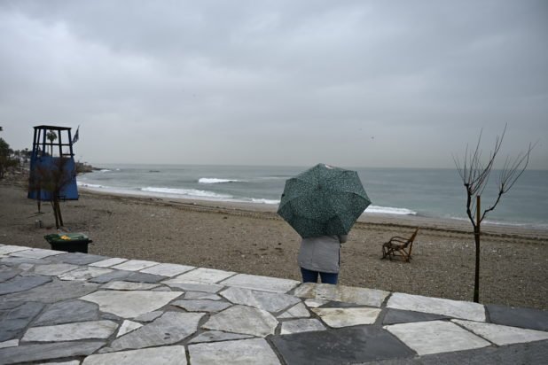 Καιρός: Άστατος σήμερα με σποραδικές καταιγίδες και θυελλώδεις άνεμους