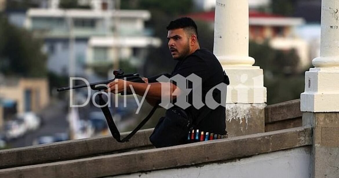 Συγκολιστικά βίντεο: Οι μακελάρηδες του Σίδνεϊ πυροβολούν τον κόσμο στην παραλία