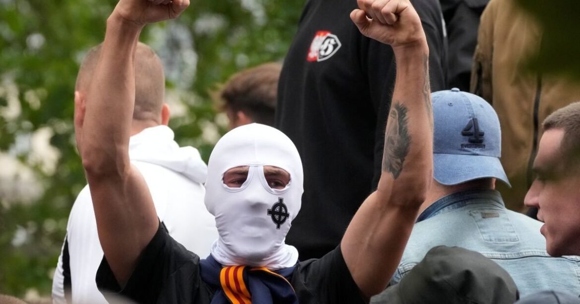 H Eυρώπη χάνει το Κέντρο, το εκλογικό σώμα στρίβει (άκρα)Δεξιά