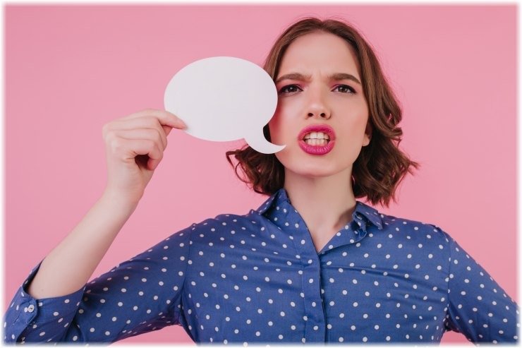 Από το “νάρκισσος” στο “woke” και το “τραυματικό”: Όταν οι λέξεις αδειάζουν από νόημα