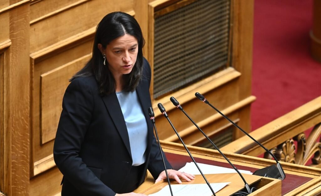 Κεραμέως: «Προ των ευθυνών τους» τα κόμματα για τις συλλογικές συμβάσεις