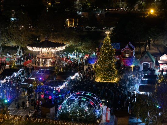 Φωταγωγήθηκε το Χριστουγεννιάτικο Δέντρο στο «Χωριό των Μαγεμένων» – ΦΩΤΟ