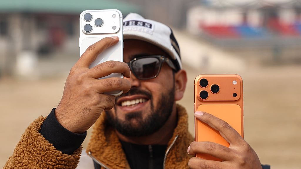 Το iOS 26.2 φέρνει αναβαθμίσεις στο Liquid Glass και ζωντανή μετάφραση στα AirPods