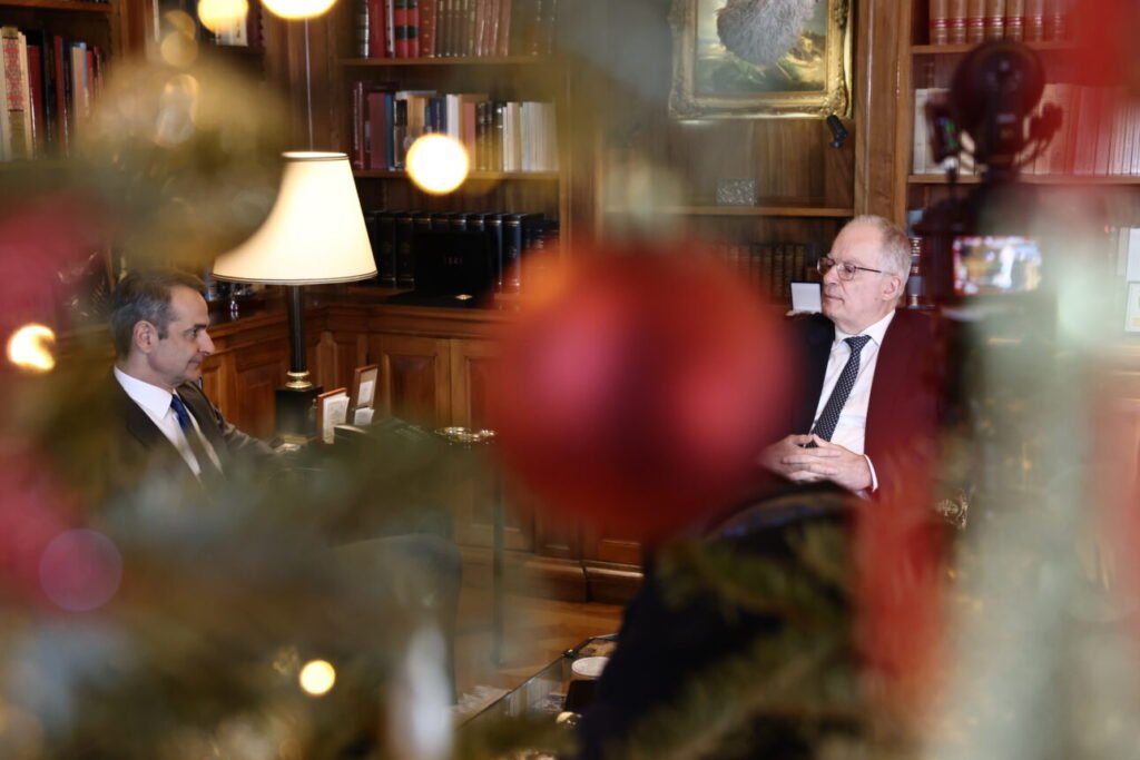 Μητσοτάκης σε Τασούλα: «Πιστεύω ότι οι αγρότες θα απομακρυνθούν σύντομα από τα μπλόκα»