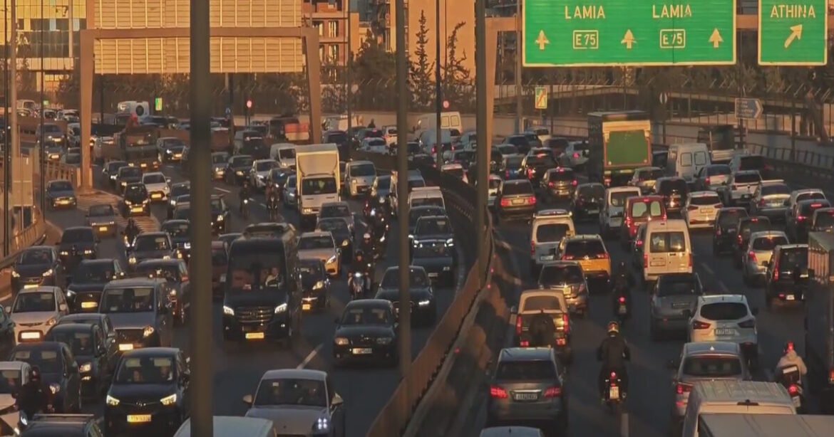 Κίνηση στους δρόμους: Μποτιλιάρισμα χιλιομέτρων στον Κηφισό, στο «κόκκινο» η Κηφισίας και η Μεσογείων