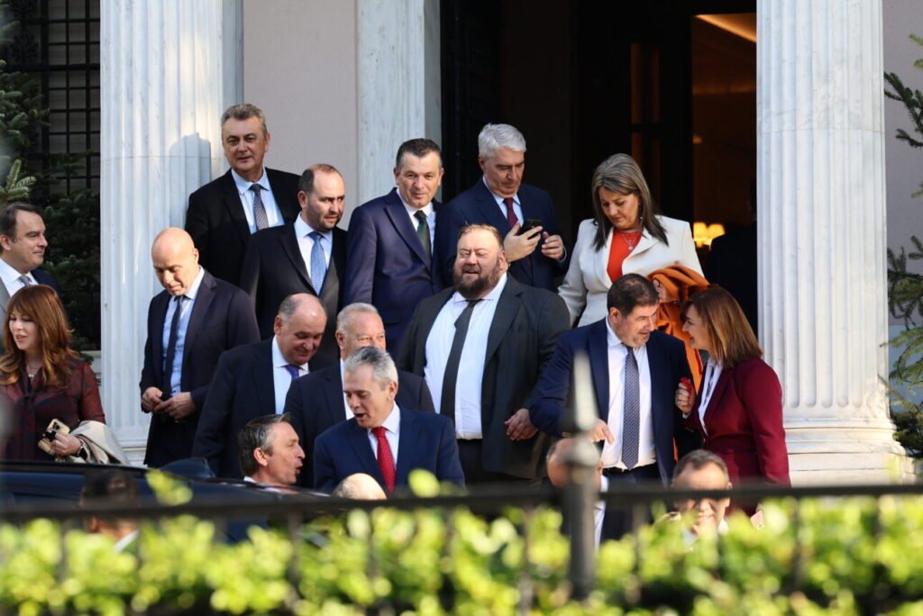 Στο Μαξίμου οι (αγχωμένοι) βουλευτές της ΝΔ – Ευχές για του… παραχρόνου και ένα γούρι από τον Πρωθυπουργό