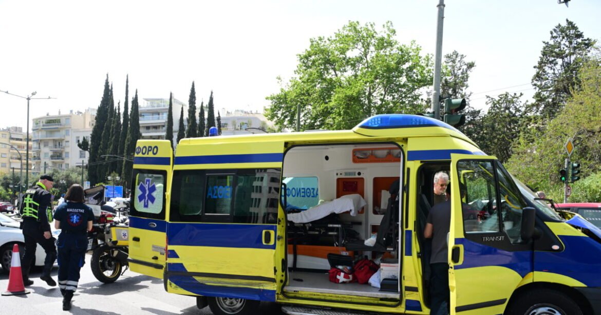 Σοβαρό τροχαίο στη Βασιλίσσης Σοφίας: Φορτηγάκι συγκρούστηκε με μηχανή στο ύψος της πρεσβείας των ΗΠΑ