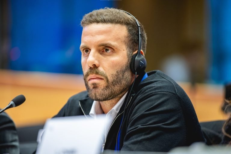 O ευρωβουλευτής Παππάς κρύβεται για να γλιτώσει το αυτόφωρο – Αλλες δύο αιτήσεις άρσης ασυλίας σε βάρος του