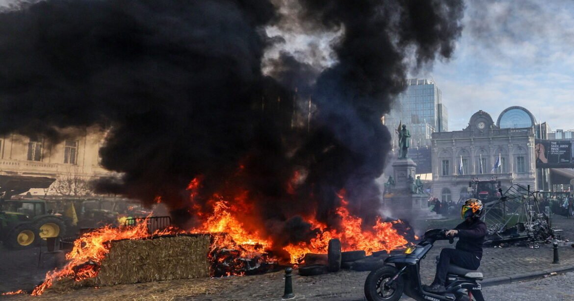 Πετροπόλεμος και χημικά στις Βρυξέλλες – Ένταση μεταξύ αγροτών και αστυνομίας (Live εικόνα)