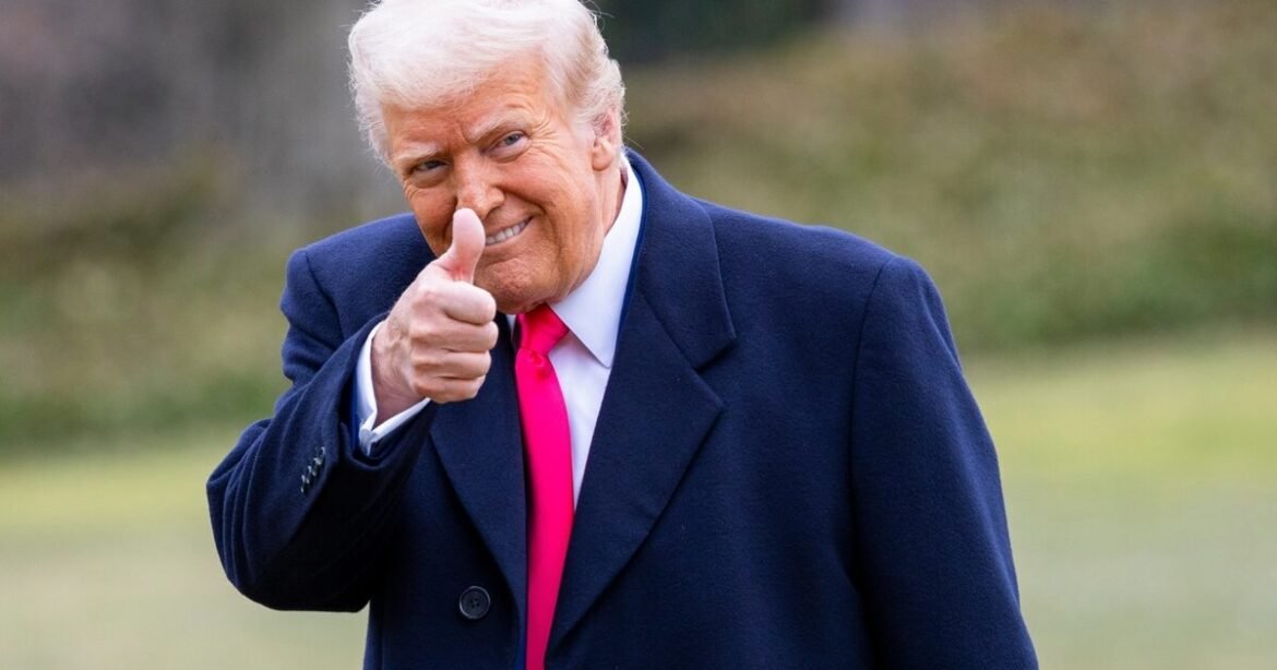 Ο Τραμπ ντύνεται Άγιος Βασίλης – Καθιερώνει δύο νέες ομοσπονδιακές αργίες