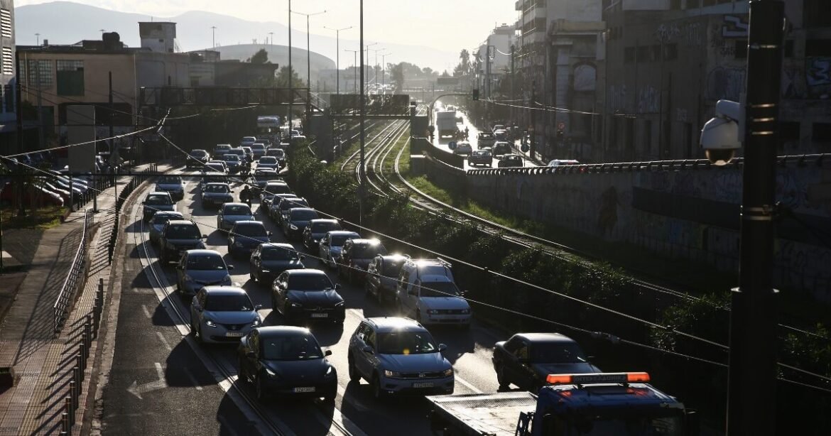 Κίνηση στους δρόμους: Μποτιλιάρισμα σε Κηφισό και Κηφισίας – Καθυστερήσεις 30 λεπτών σε Αττική Οδό