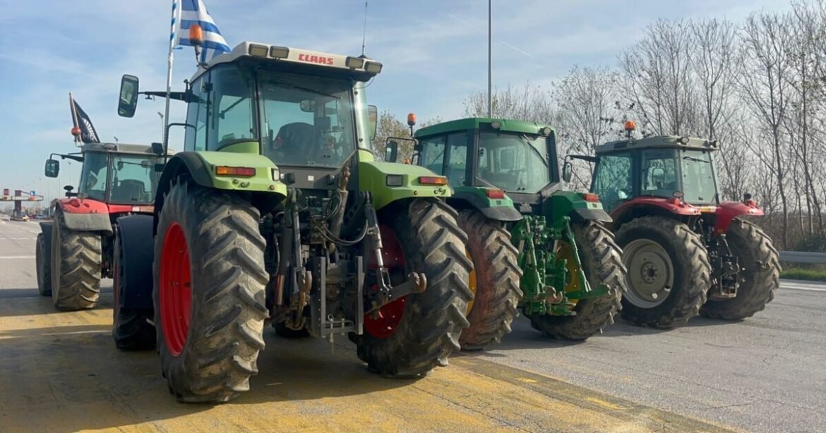 Οι αγρότες έκλεισαν την εθνική οδό και στα δύο ρεύματα στα Μάλγαρα