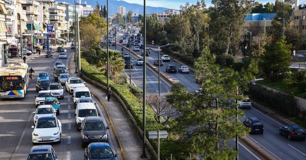 Κίνηση στους δρόμους: Στο «κόκκινο» Κηφισός, Κηφισίας και Αττική Οδός – Καθυστερήσεις και στο κέντρο της Αθήνας