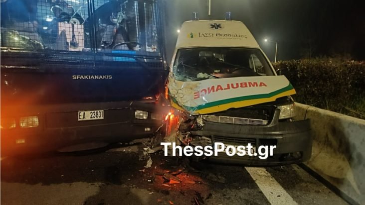 Λάρισα: Ασθενοφόρο έπεσε πάνω σε κλούβα της ΕΛ.ΑΣ στον Πλατύκαμπο – Τραυματίστηκε ο συνοδηγός – ΒΙΝΤΕΟ