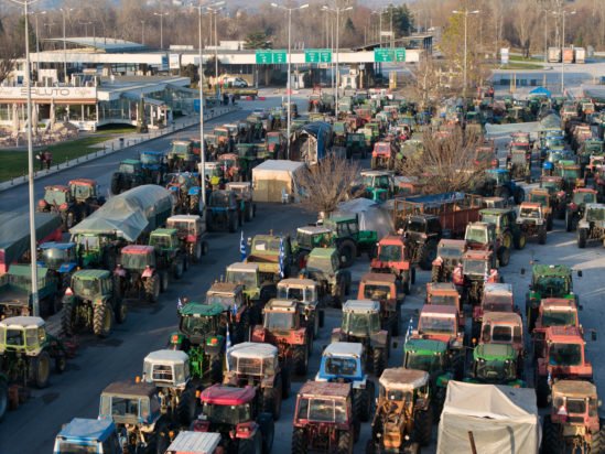 Χριστούγεννα στα μπλόκα: Επιμένουν στις κινητοποιήσεις τους οι αγρότες – Ανοίγουν τα διόδια το Σαββατοκύριακο