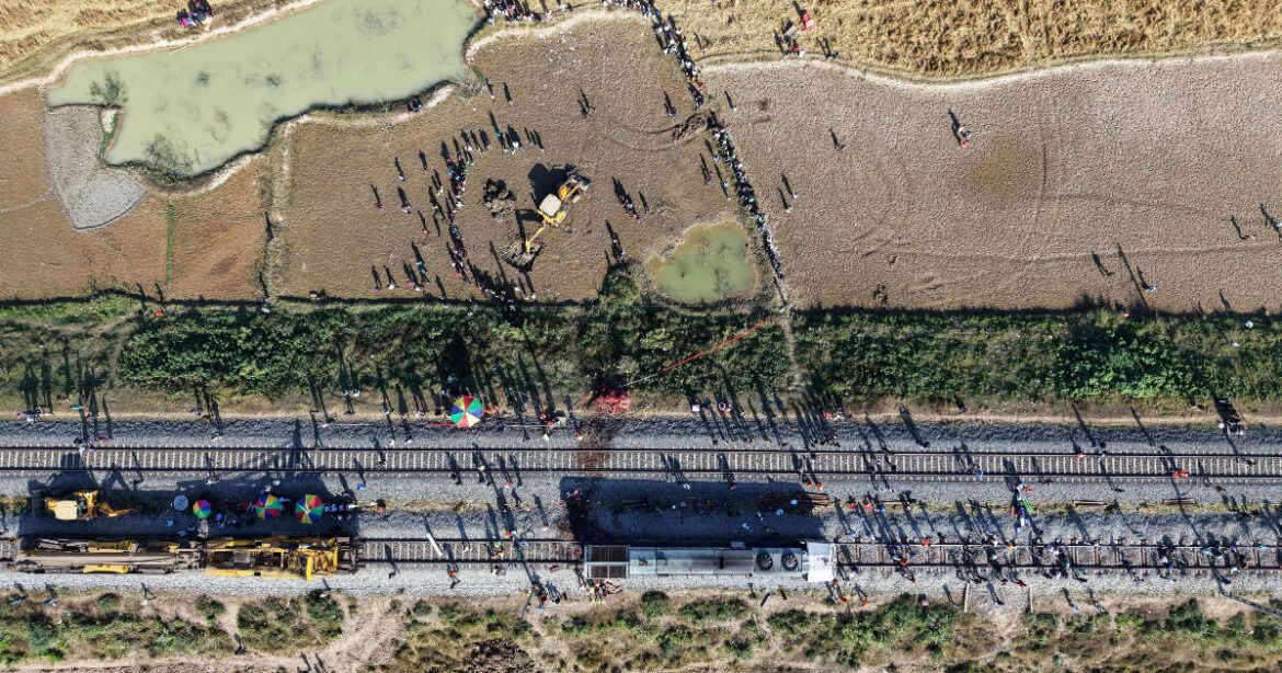 Ινδία: Τρένο με 650 επιβάτες έπεσε πάνω σε κοπάδι από ελέφαντες – Εκτροχιάστηκαν πέντε βαγόνια (βίντεο)