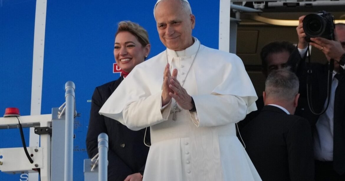 Πάπας Λέων: Όταν έχει αϋπνία μαθαίνει γερμανικά μέσω εφαρμογής και παίζει παιχνίδια στο κινητό