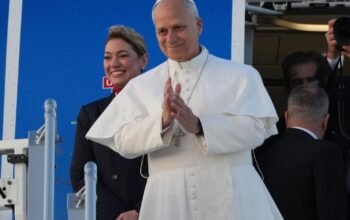 Πάπας Λέων: Όταν έχει αϋπνία μαθαίνει γερμανικά μέσω εφαρμογής και παίζει παιχνίδια στο κινητό