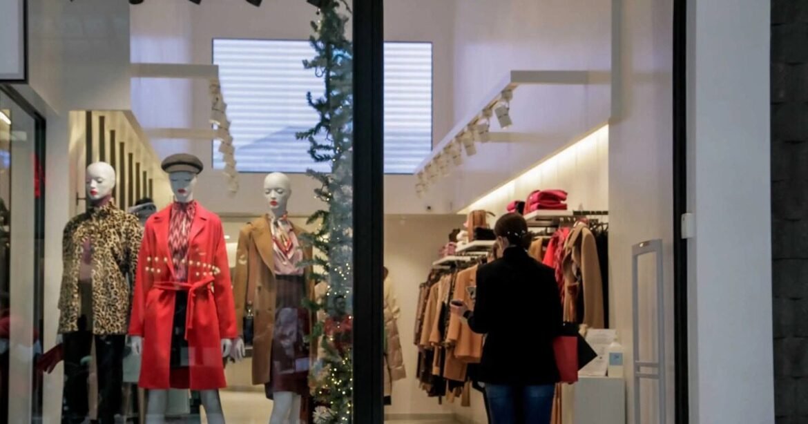 Εορταστικό ωράριο Χριστουγέννων 2025 με ανοιχτά μαγαζιά την Κυριακή – Τι ισχύει για τα σούπερ μάρκετ