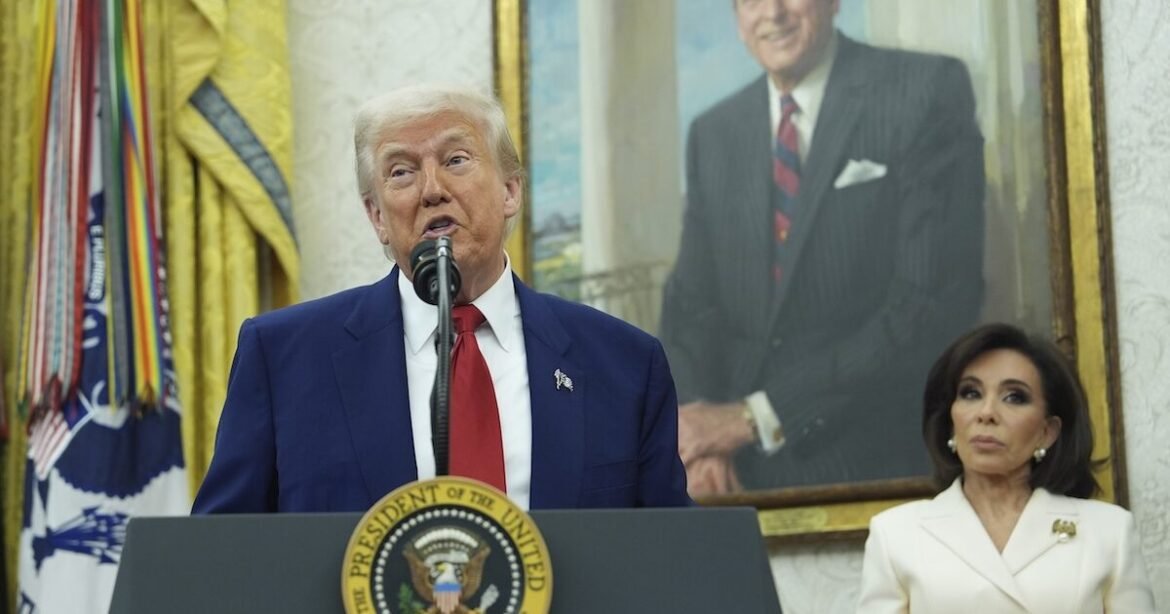 Ο Τραμπ μοιράζει χρήμα: Επιταγή 1.776 $ σε κάθε Αμερικανό αγρότη ως «μέρισμα από τους δασμούς»