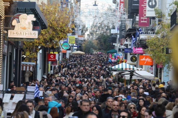 «Πλημμύρισε» με κόσμο η Ερμού ενόψει των Χριστουγέννων – Ουρές στα καταστήματα – ΦΩΤΟ και ΒΙΝΤΕΟ