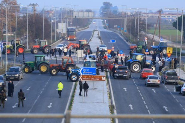 Κλιμακώνουν τις κινητοποιήσεις τους οι αγρότες: Κλείνουν τη Δευτέρα τις σήραγγες των Τεμπών για τα φορτηγά –