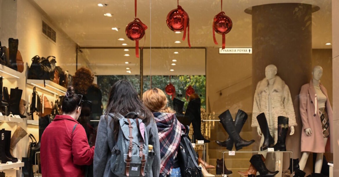 Εορταστικό ωράριο με ανοιχτά μαγαζιά σήμερα Κυριακή – Τι ώρα κλείνουν τα καταστήματα